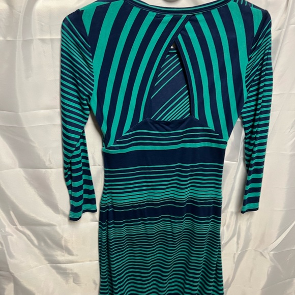 Brand new high quality cotton BCBG Maxazria size XS dress with back openings - Picture 5 of 7